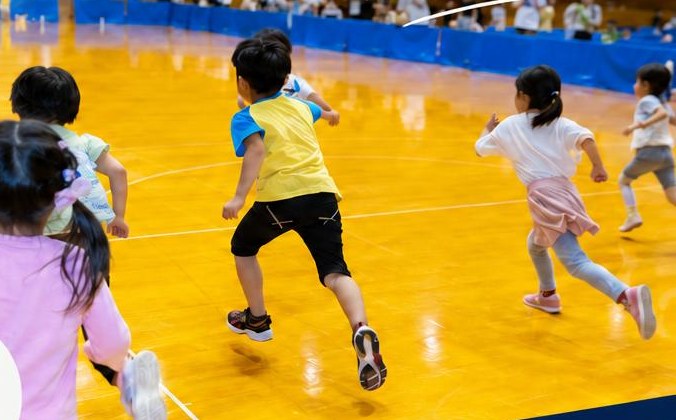 体育館を元気に走る子どもたち