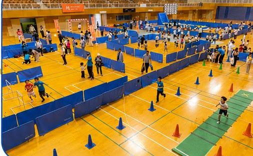 多くの親子でにぎわう体育館の会場