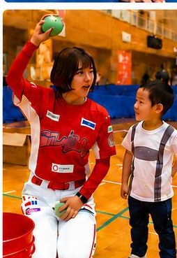 選手と一緒にボール投げを楽しむ子ども