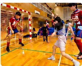 11月のフェスタでハンドボールに挑戦する子ども