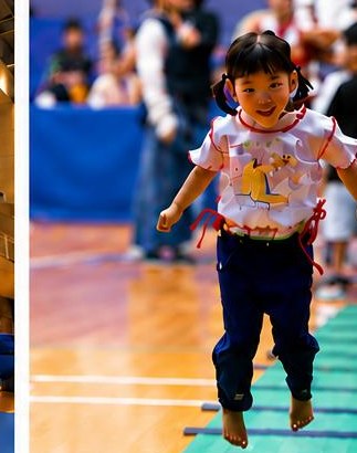 跳び箱ラインで元気にジャンプする子ども